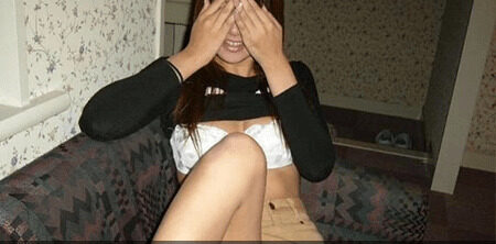 ホテルの部屋で座った女性