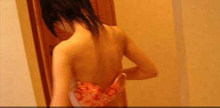 ホテルの部屋で下着姿の女性